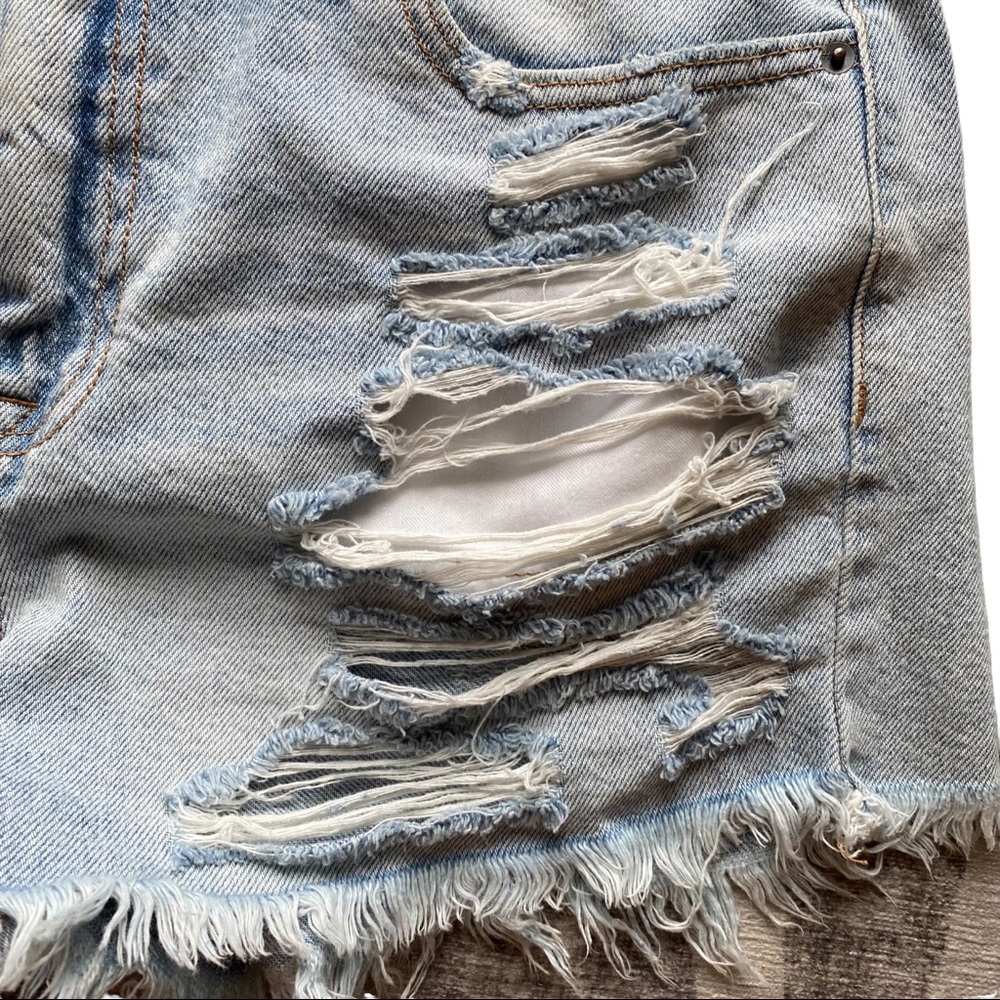 90s Light Wash Distressed Summer Boyfriend Shorts size Large - Picture 2 of 9